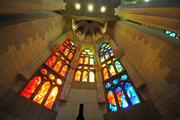 Barcelona 0464 Barcelona. Templo Expiatorio de la Sagrada Familia. Vidrieras Interiores hechas por Joan Vila i Grau
