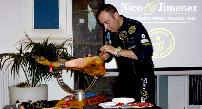 El maestro cortador Nico Jimenez en la Escuela Vatel