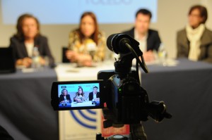 Presentación actividades IV Centenario Muerte Cervantes, en la foto la Directora General de Turismo, Ana Isabel Fernández Samper y el coordinador del IV Centenario, Gabriel González Mejías