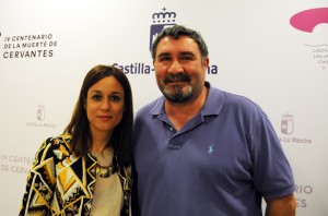 Mario Cruz Leo, de www.turismoviajes.es co la Directora General de Turismo, Comercio y Artesanía, Ana Isabel Fernández Samper.