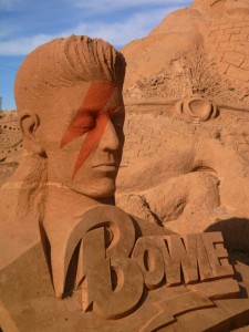 Esculturas con arena en el Algarve. Homenaje a David Bowie